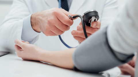 Ein Arzt misst den Blutdruck eines Patienten Ein Arzt misst den Blutdruck eines Patienten
